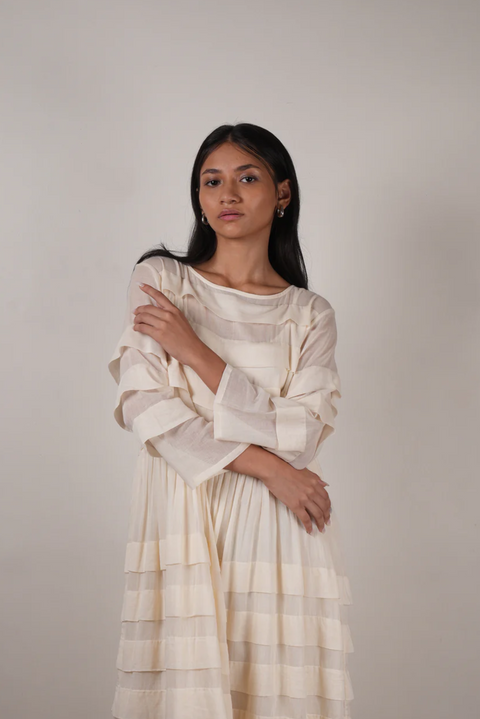 White, sustainable brand, summer mul-mul dress, pleated design, side pockets, relaxed fit, chic look, comfortable style