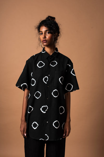 Front of black unisex ring shirt with short sleeves in 100% cotton